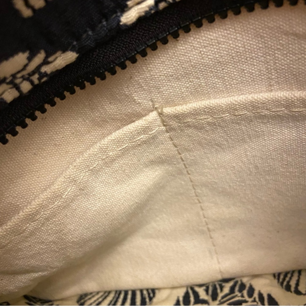 Bonnie Crossbody Nautical Sea Shell Print Blue and White Bag. - Picture 5 of 5